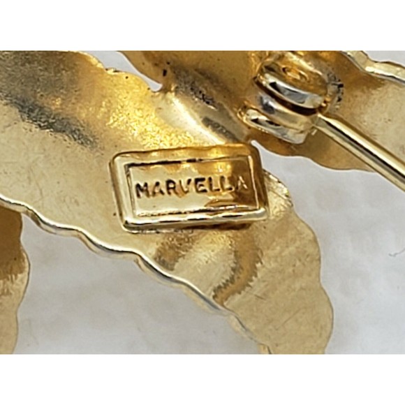 Vintage Marvella Leaf Leaves Brooch Pin Etched Design Gold Tone Metal Shiny! - Picture 11 of 12